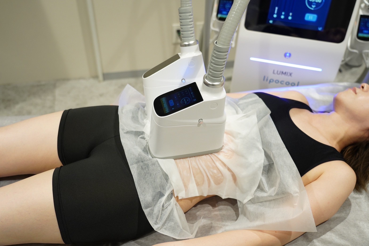 脂肪冷却マシン LUMIX lipocool と施術の様子 小牧市の痩身エステ Beauty Salon Lily