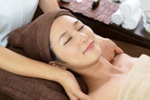 フェイシャルエステで肌ケアを受ける女性