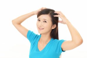 Beauty Salon Lily/Lily+eyeでスカルプケアを受ける、髪をかき上げ笑顔の女性