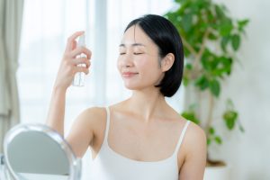 Beauty Salon Lilyでフェイシャルケア、ミストを顔に吹きかける女性