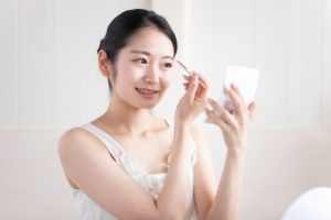Beauty Salon Lilyで眉毛メイクをする笑顔の女性