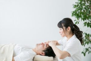 Beauty Salon Lilyのメンズエステでフェイシャルマッサージを受ける男性