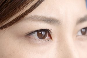 Beauty Salon Lilyの施術例。ブラウンの瞳と自然な眉、まつ毛が印象的な女性の横顔