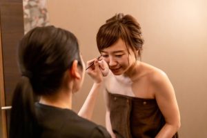 Beauty Salon Lilyでエステ後のメイク指導を受ける女性