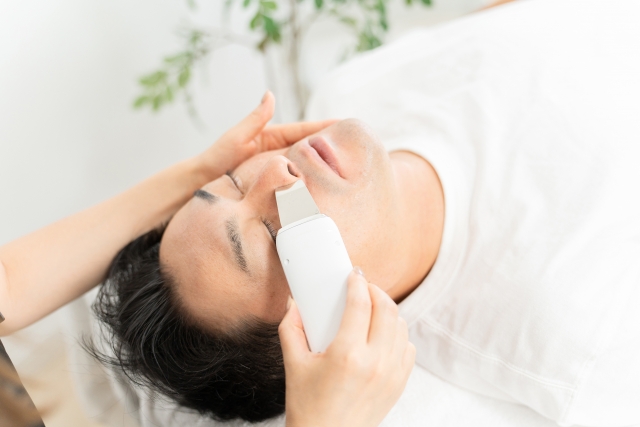 Beauty Salon Lilyでウォーターピーリングによるフェイシャルエステを受ける様子