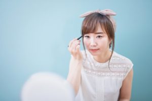 Beauty Salon Lilyで眉メイクをする若い女性