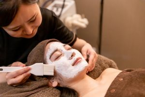 Beauty Salon Lilyのフェイシャルエステで、女性がパックを塗ってもらっている様子